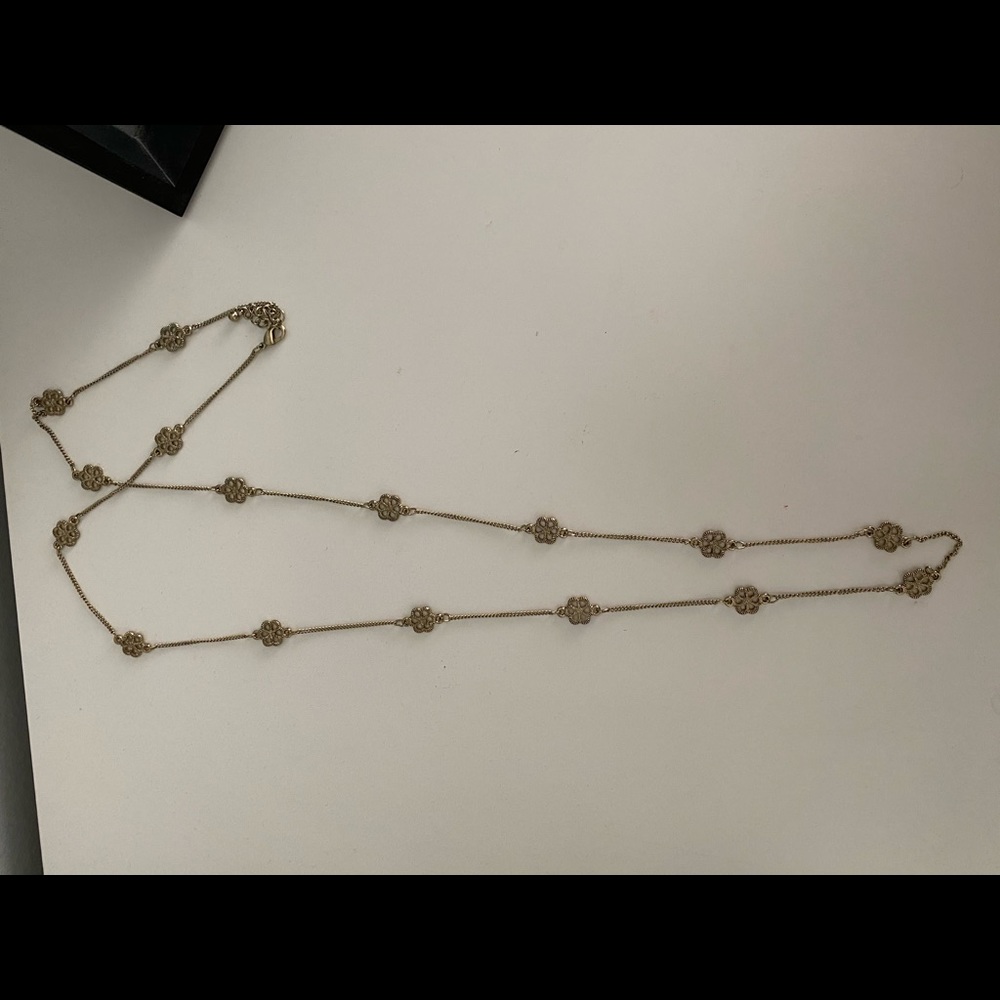 Flower pendant necklace